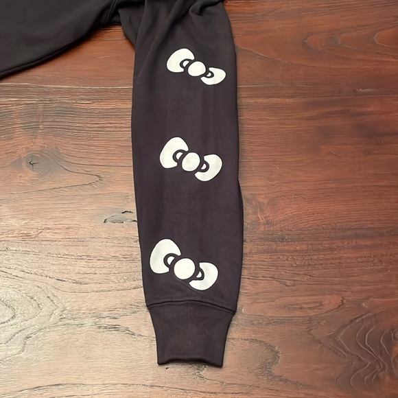 Hello Kitty Sanrio Women’s Sweatshirt - Size XSMALL - Runs Large - Picture 8 of 8